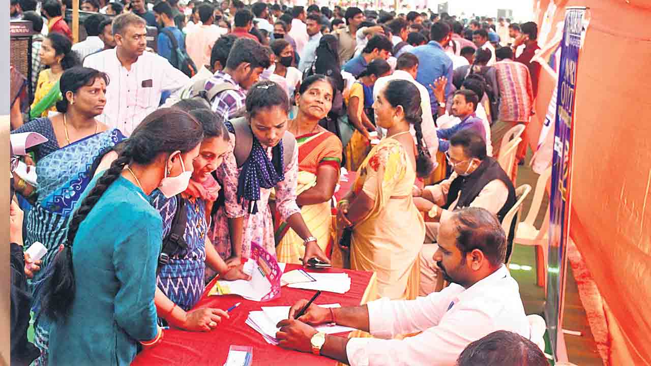 శిక్షణ ఇచ్చి ఉపాధి కల్పిస్తాం..