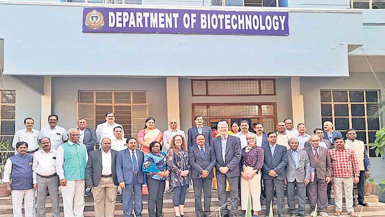 కేయూను సందర్శించిన బ్రిటిష్‌ ప్రతినిధుల బృందం