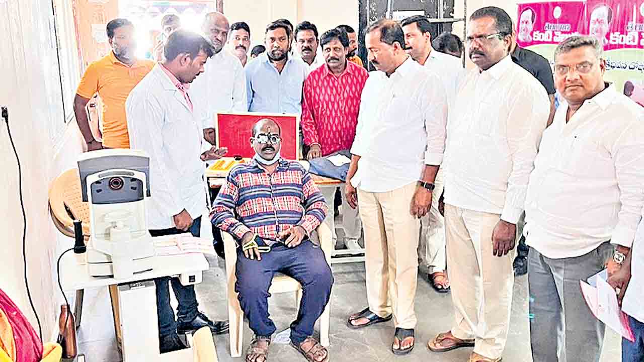 కాప్రాసర్కిల్‌లో 800 మందికి కంటి పరీక్షలు