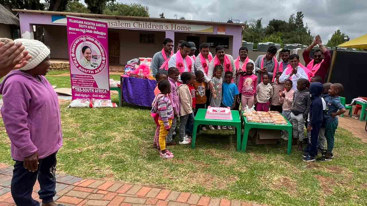 సౌతాఫ్రికాలో ఘనంగా కేసీఆర్ జన్మదిన వేడుకలు