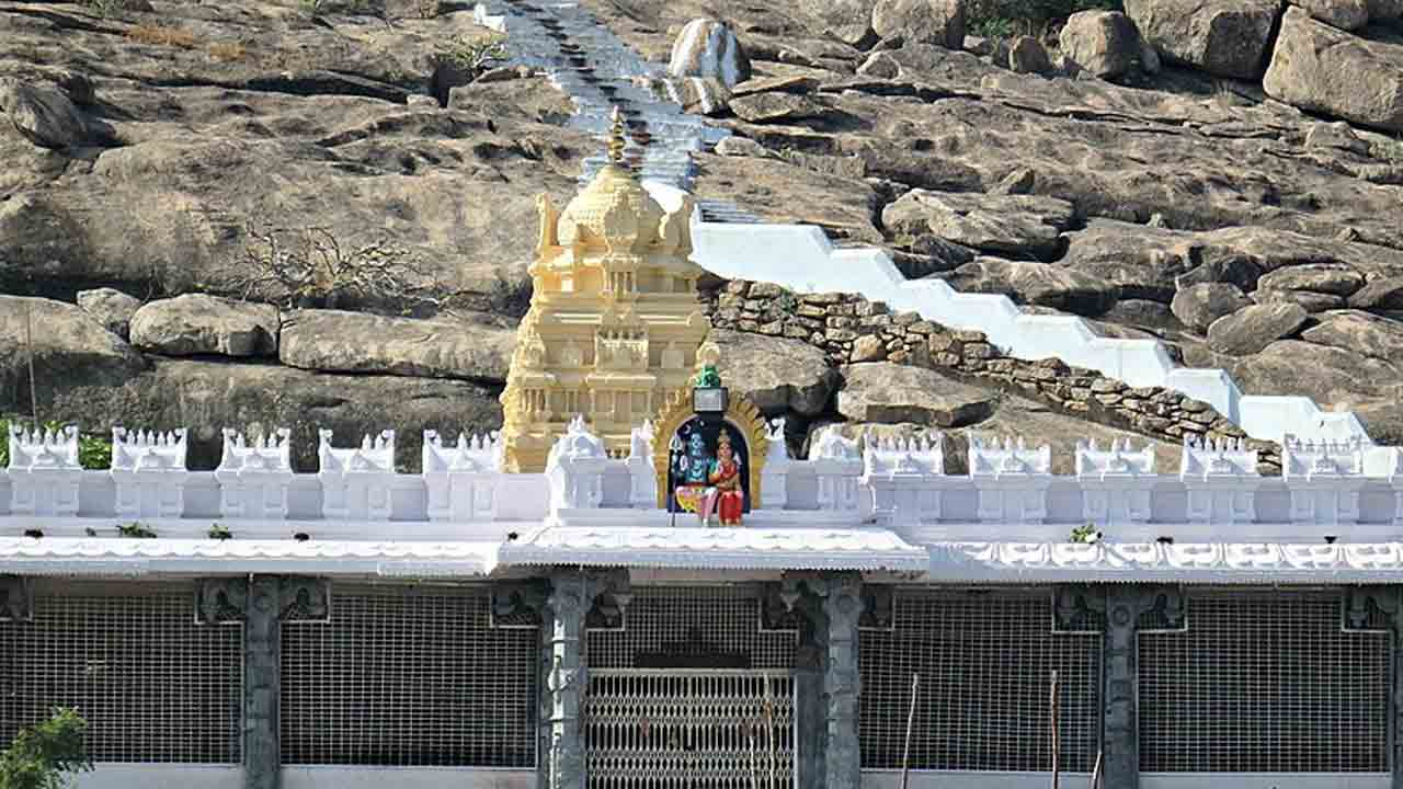 Maha Shivaratri Special | ప్రతి ఏటా చింతాకు సైజులో పెరుగుతున్న శివలింగం.. సిద్దులగుట్ట ఆలయ ప్రత్యేకత ఇదీ