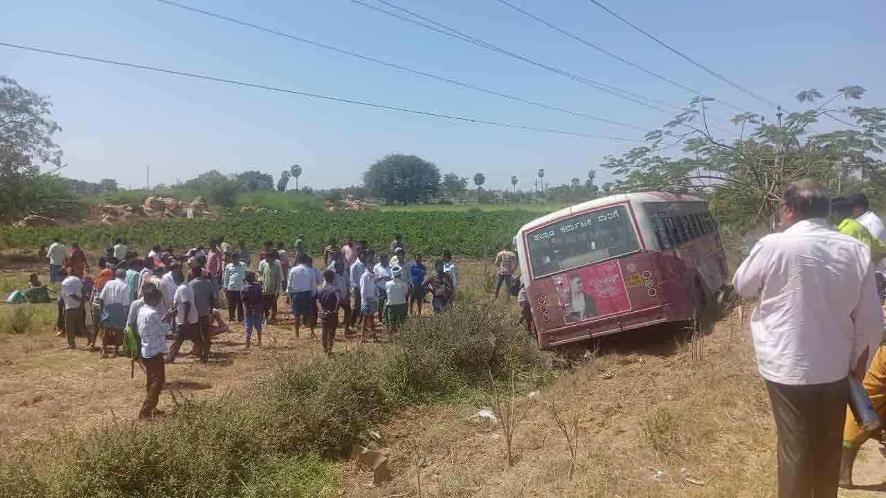 విరిగిన స్టీరింగ్.. పంట పొలాల్లోకి దూసుకెళ్లిన ఆర్టీసీ బ‌స్సు