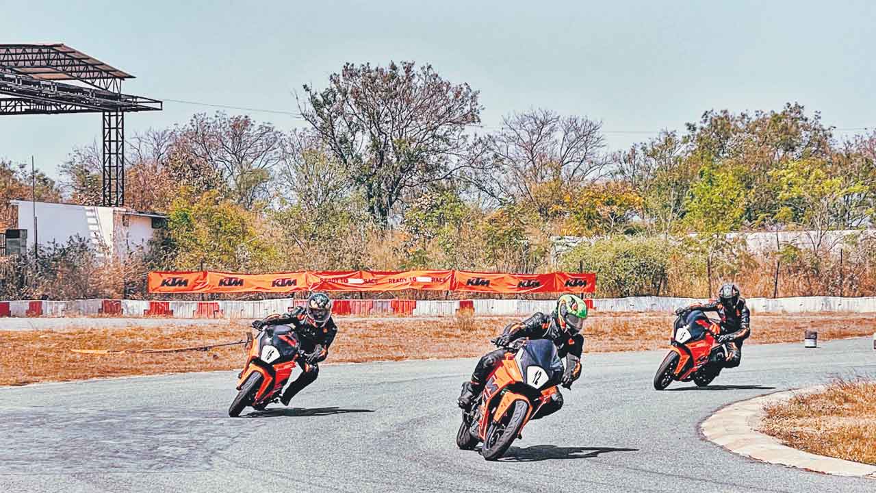హోరాహోరీగా కేటీఎమ్ రేస్