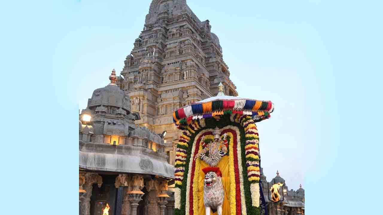 గోవర్ధన గిరిధారిగా.. సింహరూఢుడిగా..