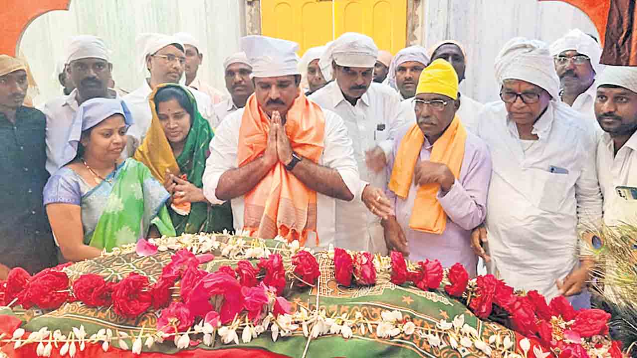 కుల, మతాలకు అతీతంగా..