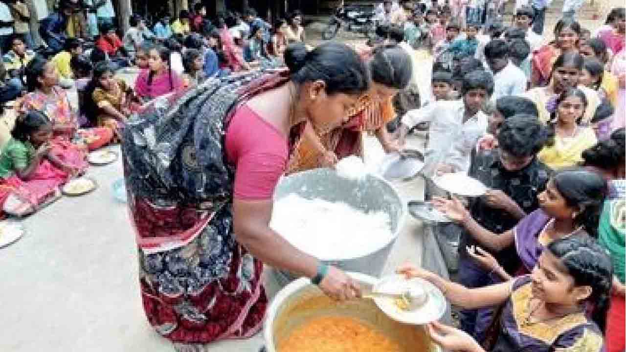 మధ్యాహ్న భోజన వంట పనివారికి గౌరవ వేతనం పెంచిన తెలంగాణ