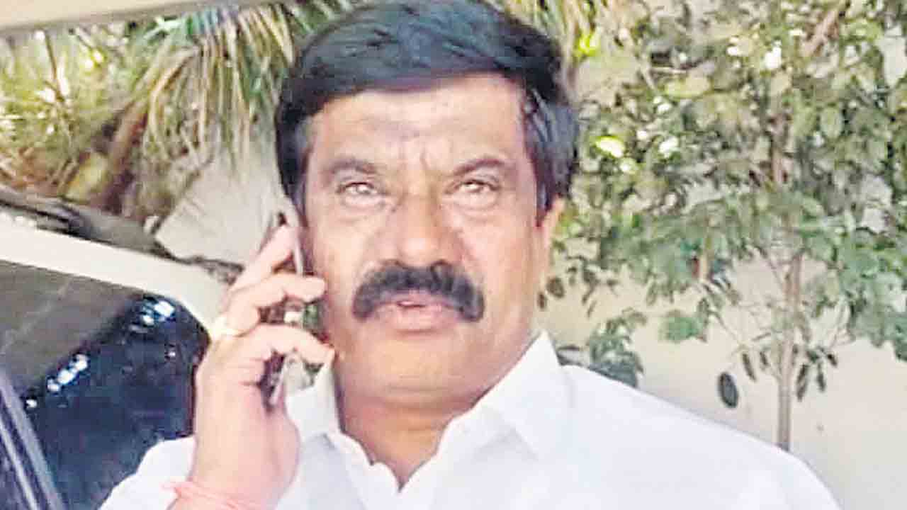 ఎర్రజొన్న రైతులకు నష్టం చేస్తే లైసెన్స్లు రద్దు