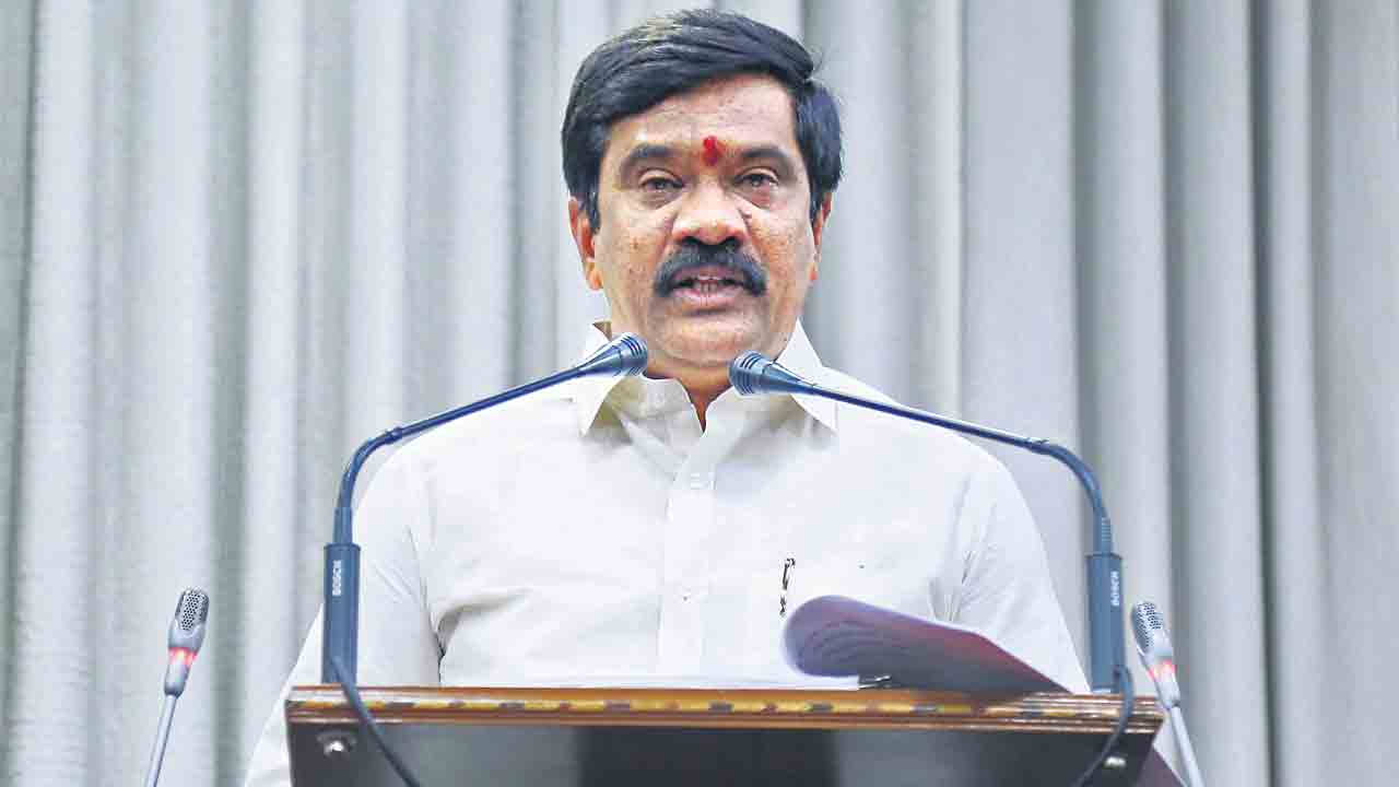 మండలిలో బడ్జెట్‌ ప్రవేశపెట్టిన మంత్రి వేముల