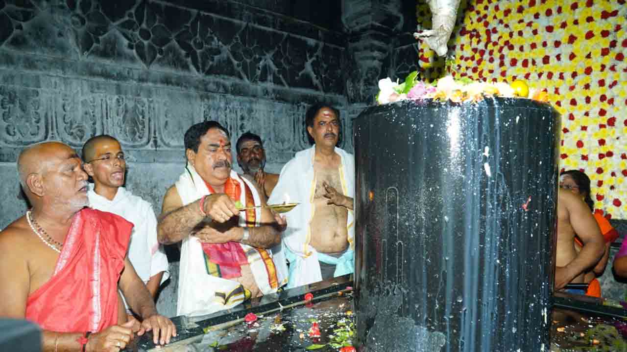 Maha shivaratri | కేసీఆర్ ప్ర‌ధాని కావాల‌ని శివుడికి ప్రత్యేక పూజలు చేసిన మంత్రి ఎర్ర‌బెల్లి