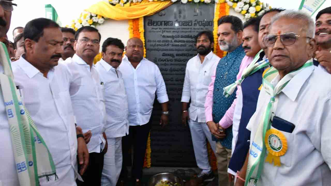 సీఎం కేసీఆర్ కృషితో బీసీ ఆత్మగౌరవ భవనాల కల సాకారం : మంత్రి గంగుల