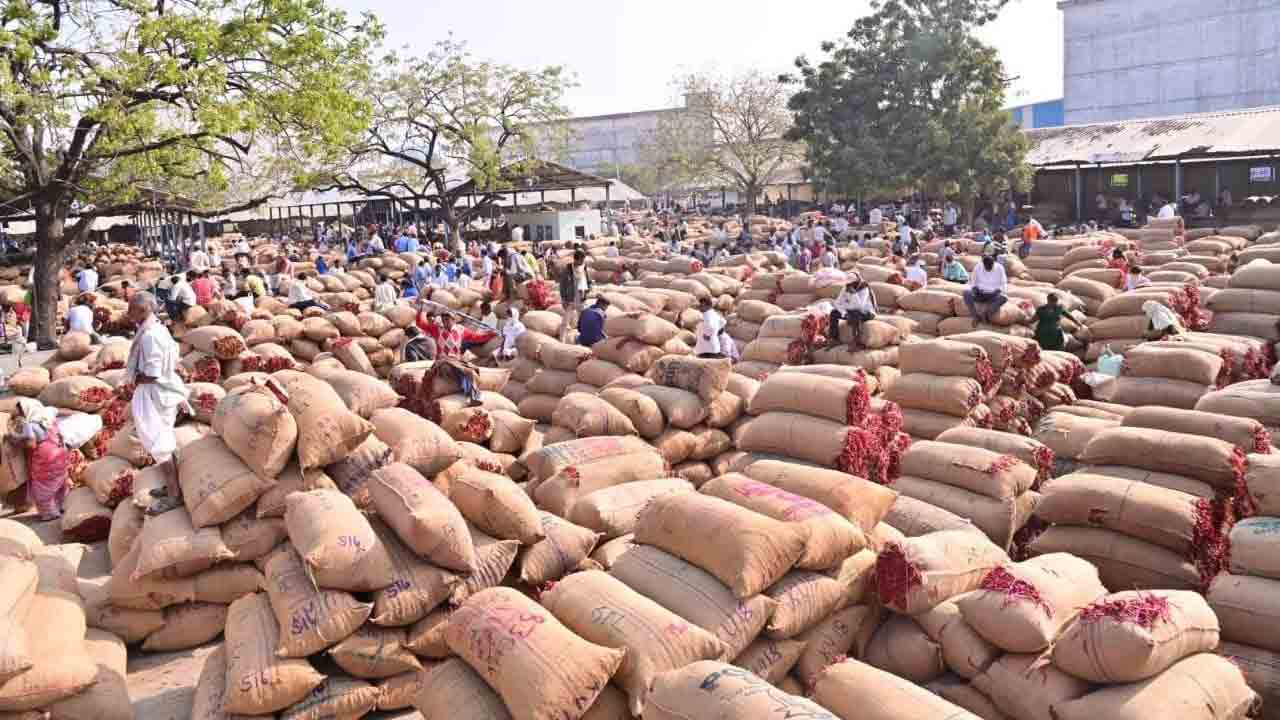 ఖమ్మం ఏఎంసీకి పోటెత్తిన ‘తేజా’ మిర్చి