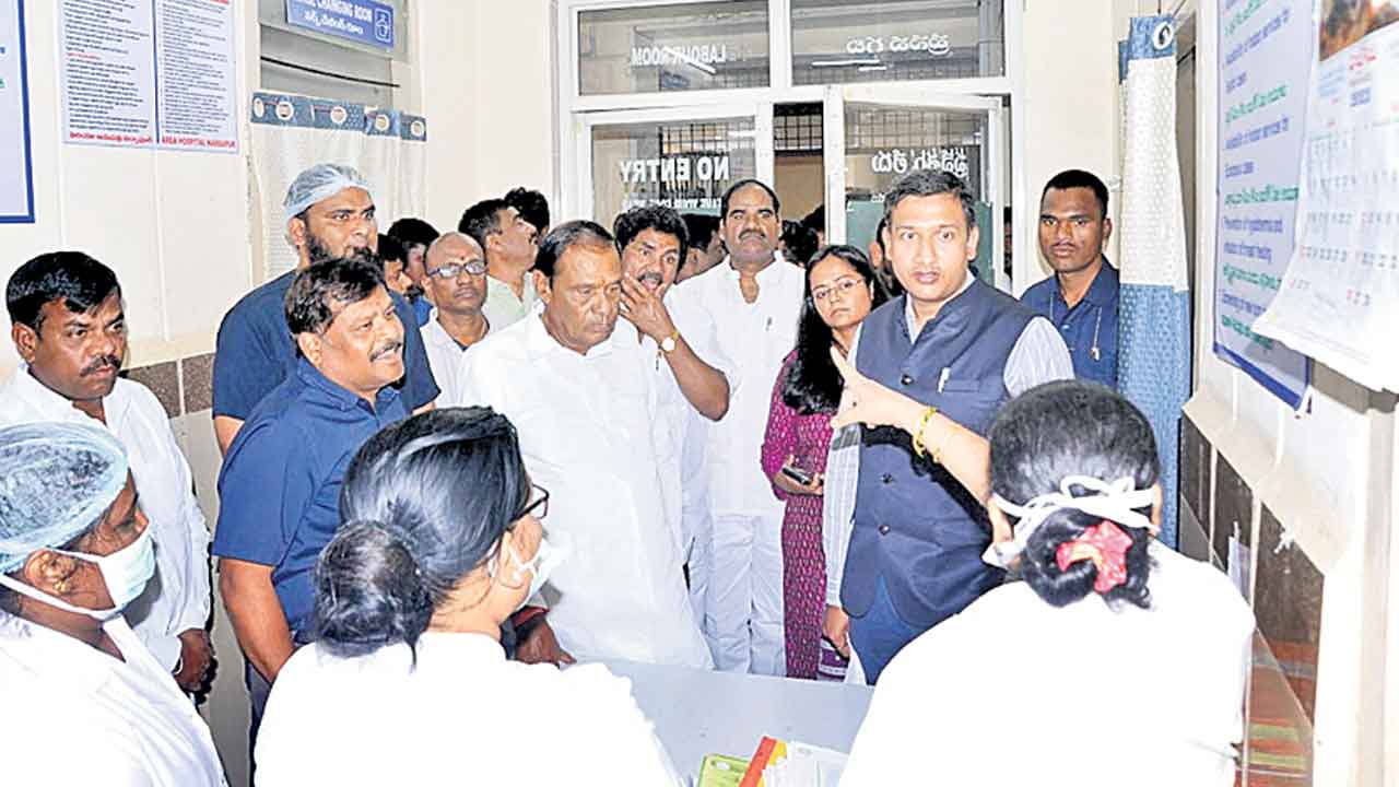 కాటేజీల నిర్మాణం పూర్తి చేయండి