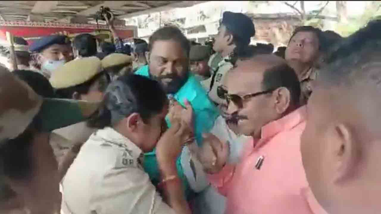 పోలీస్‌ అధికారిణిపై బీజేపీ ఎమ్మెల్యే దౌర్జన్యం