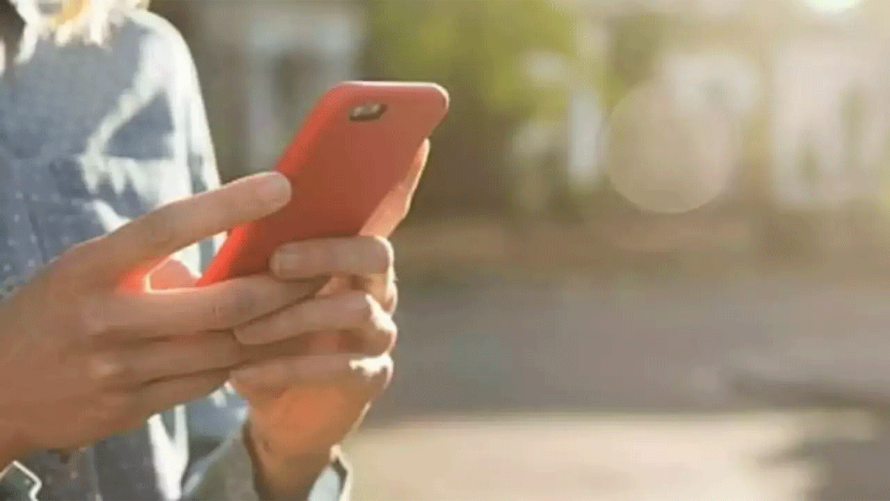 మొబైల్ ఫోన్ బ్యాట‌రీ పేలి వ్య‌క్తి మృతి