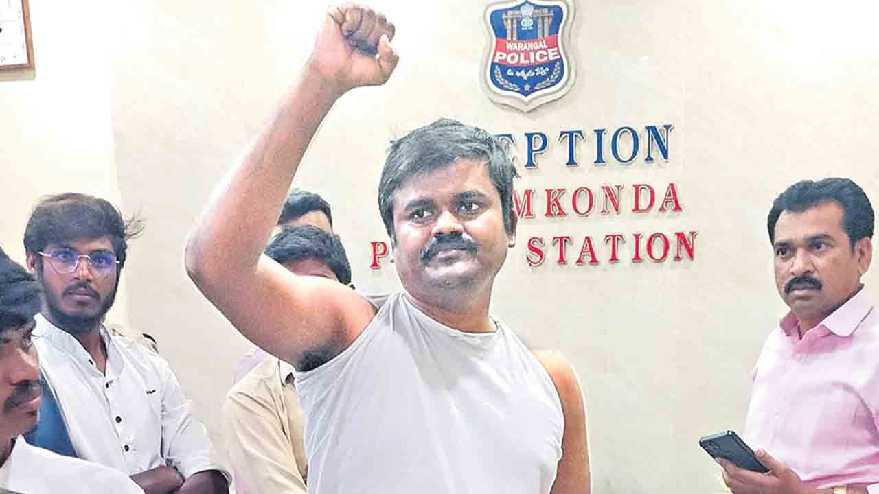 పోలీసు వాహనాన్ని అడ్డగించి బైరి నరేశ్‌పై దాడి