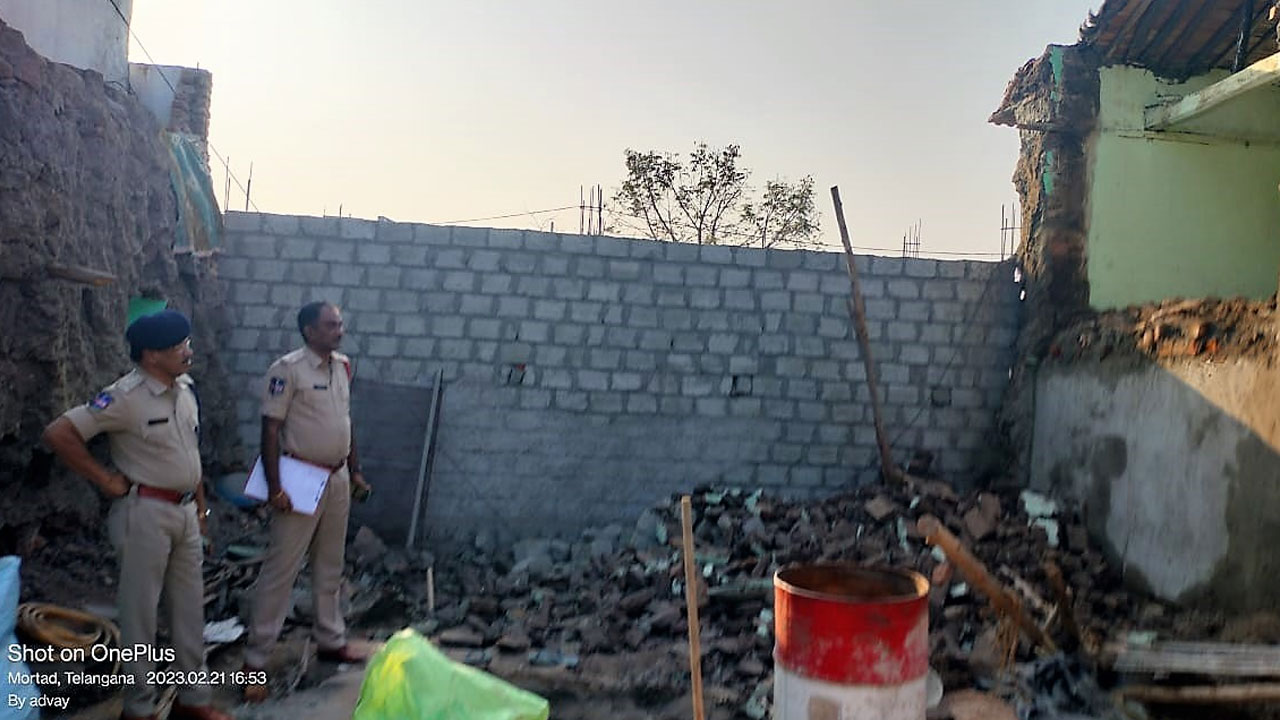 హృద‌య విదార‌కం.. గోడ కూలి అన్నదమ్ముళ్ల‌ దుర్మరణం