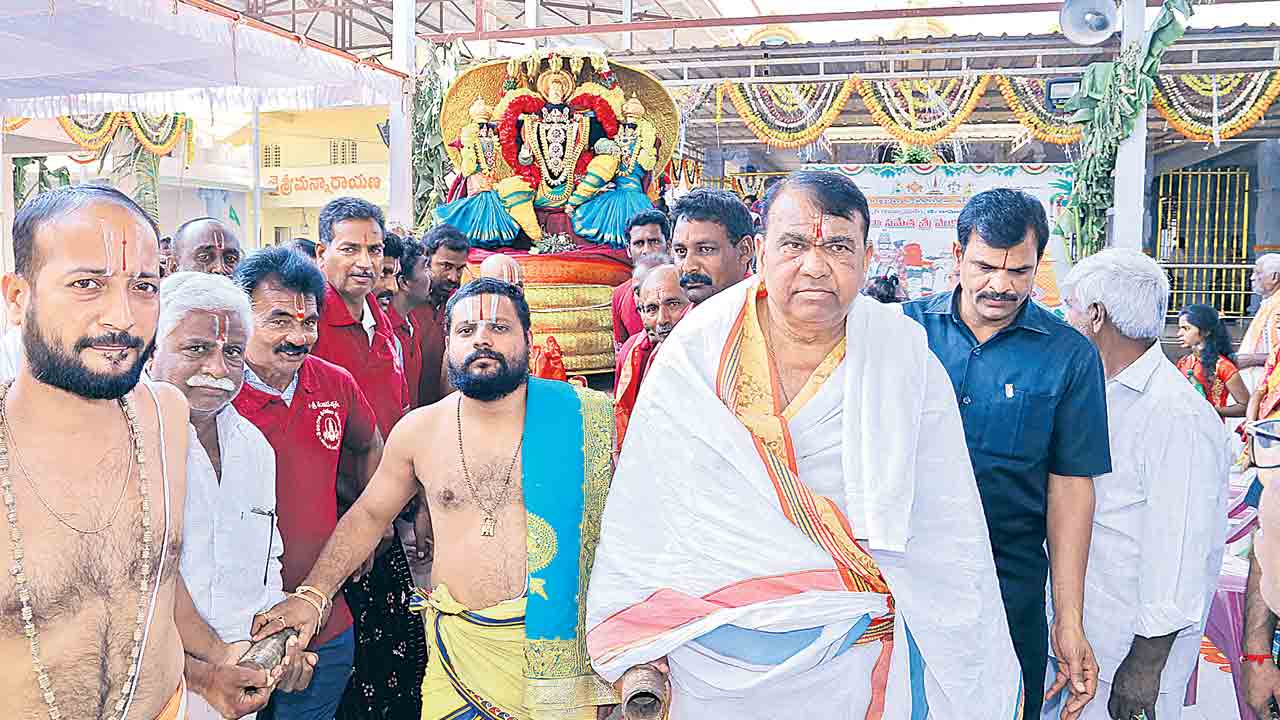 అంగరంగ వైభవంగా.. ధ్వజారోహణం