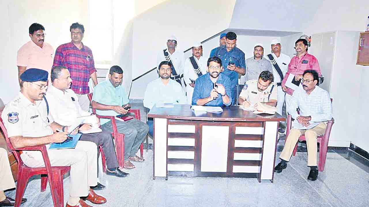 అధికారులు సమన్వయంతో పనిచేయాలి