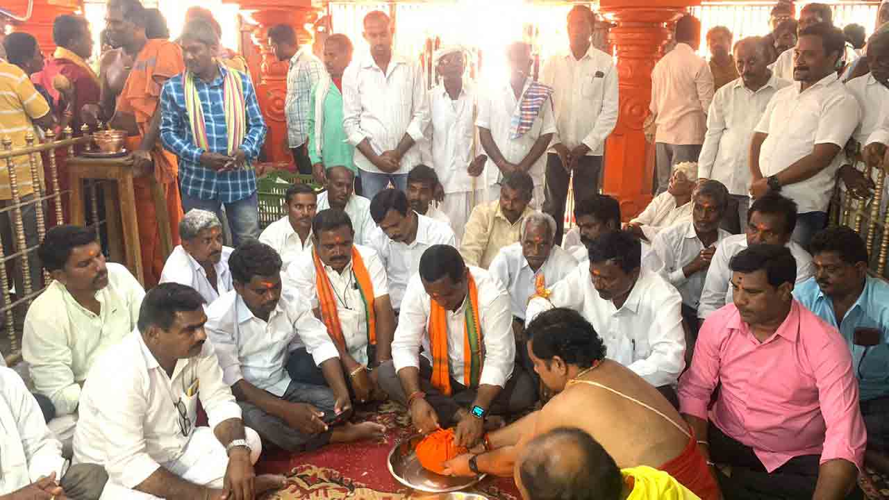 కొండగట్టు అంజన్నకు ముడుపు