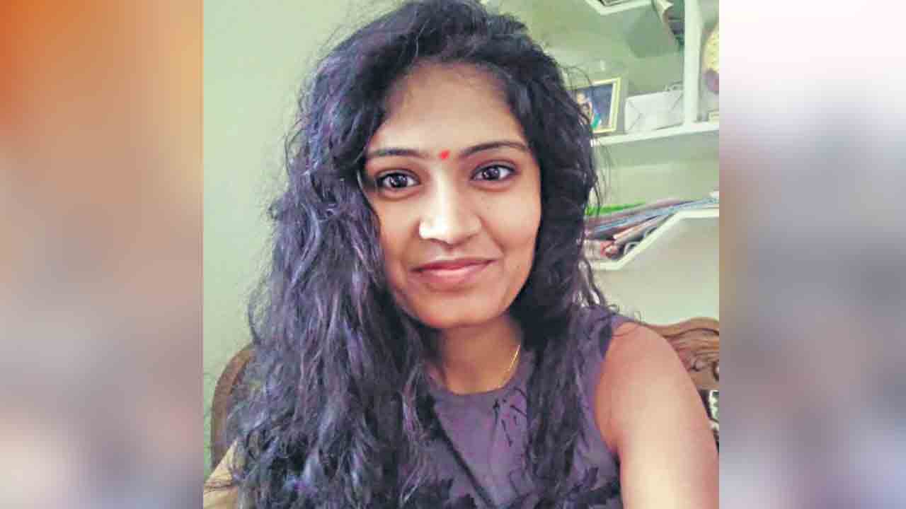 మెడికో ప్రీతి కుటుంబాన్ని పరామర్శించిన మంత్రులు కేటీఆర్‌, ఎర్రబెల్లి