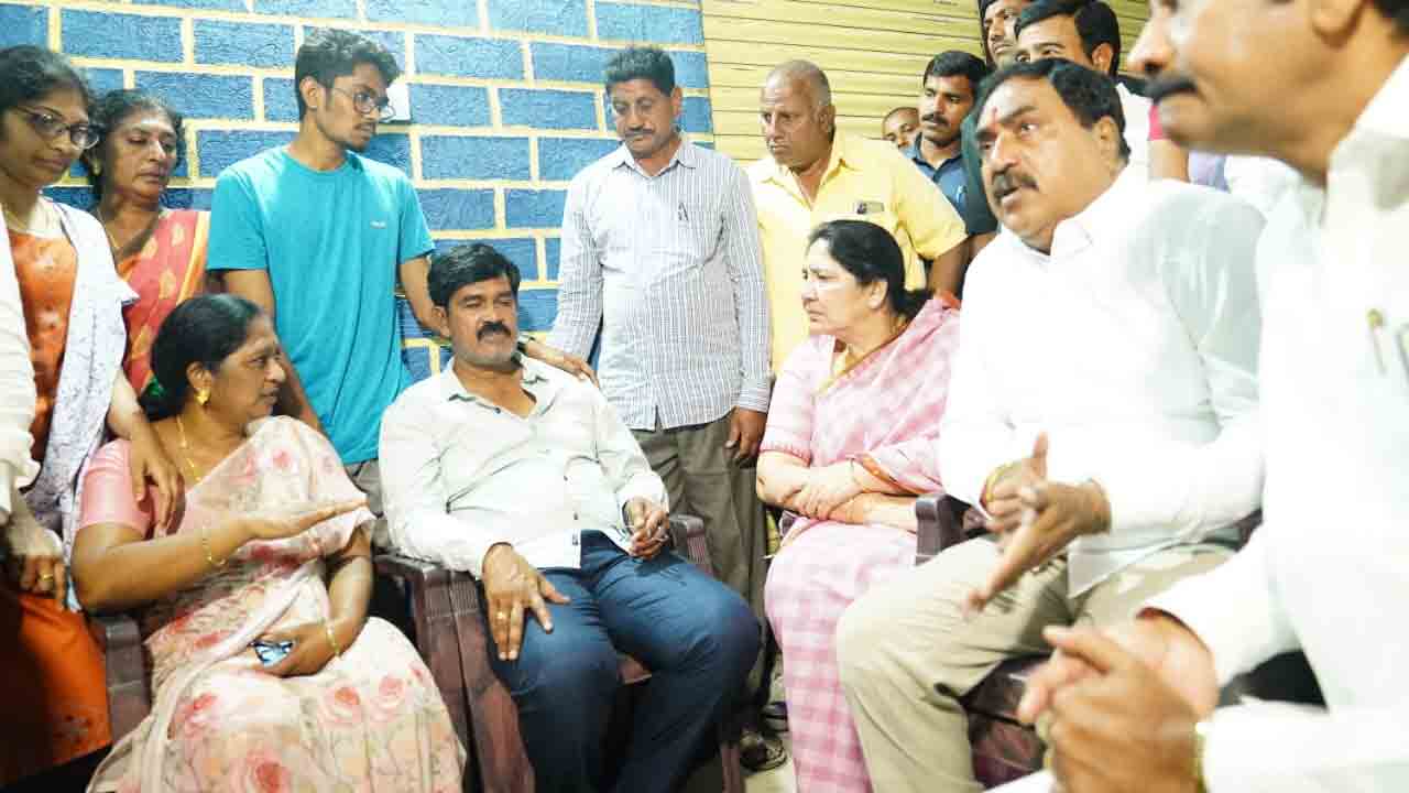 డాక్ట‌ర్ ప్రీతి కుటుంబానికి మంత్రులు స‌త్య‌వ‌తి, ద‌యాక‌ర్ రావు ప‌రామ‌ర్శ‌