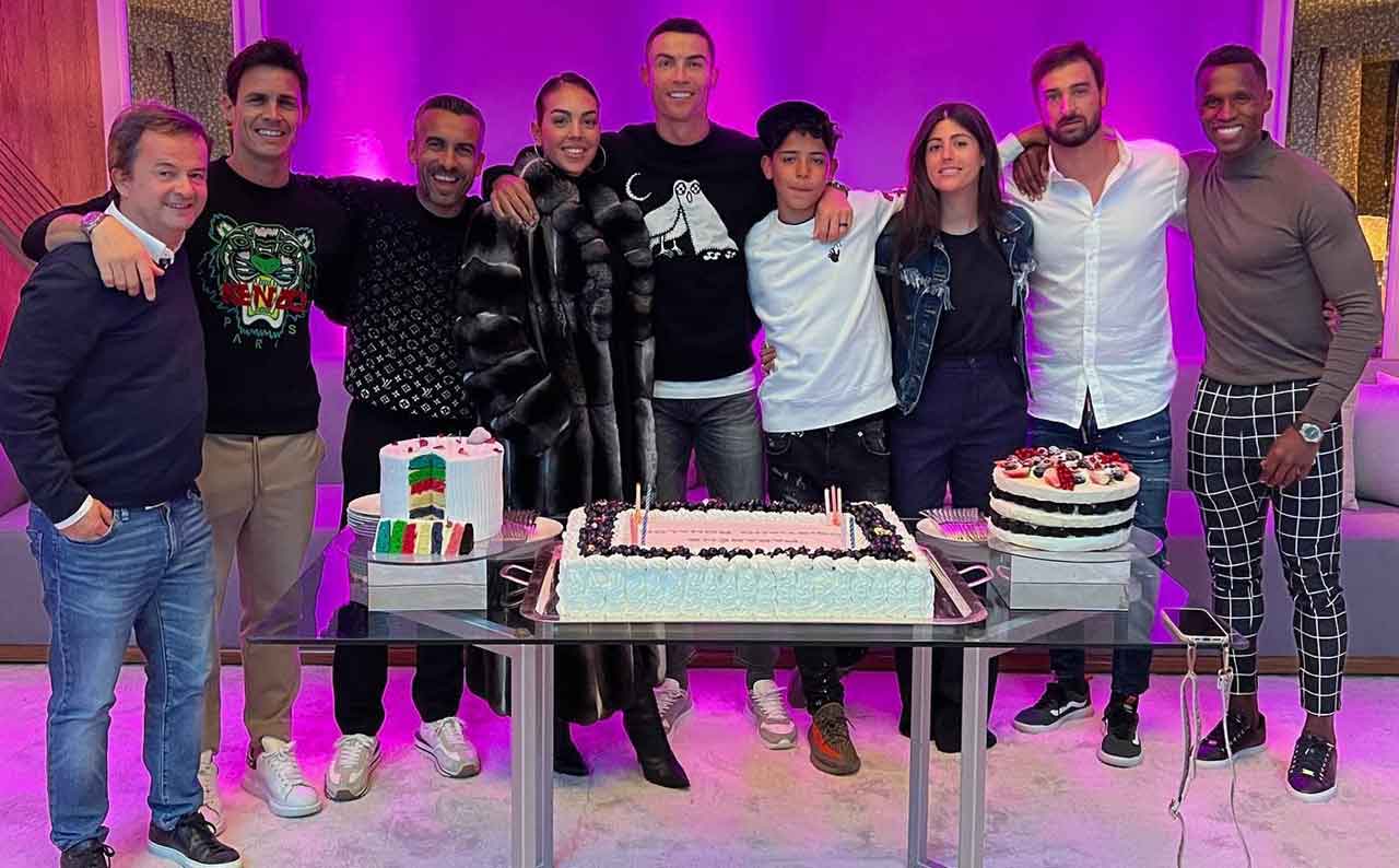 Cristiano Ronaldo | బ‌ర్త్ డేకు మూడు కేకులు క‌ట్ చేసిన రొనాల్డో.. ఇన్‌స్టాలో ఫొటోలు వైర‌ల్