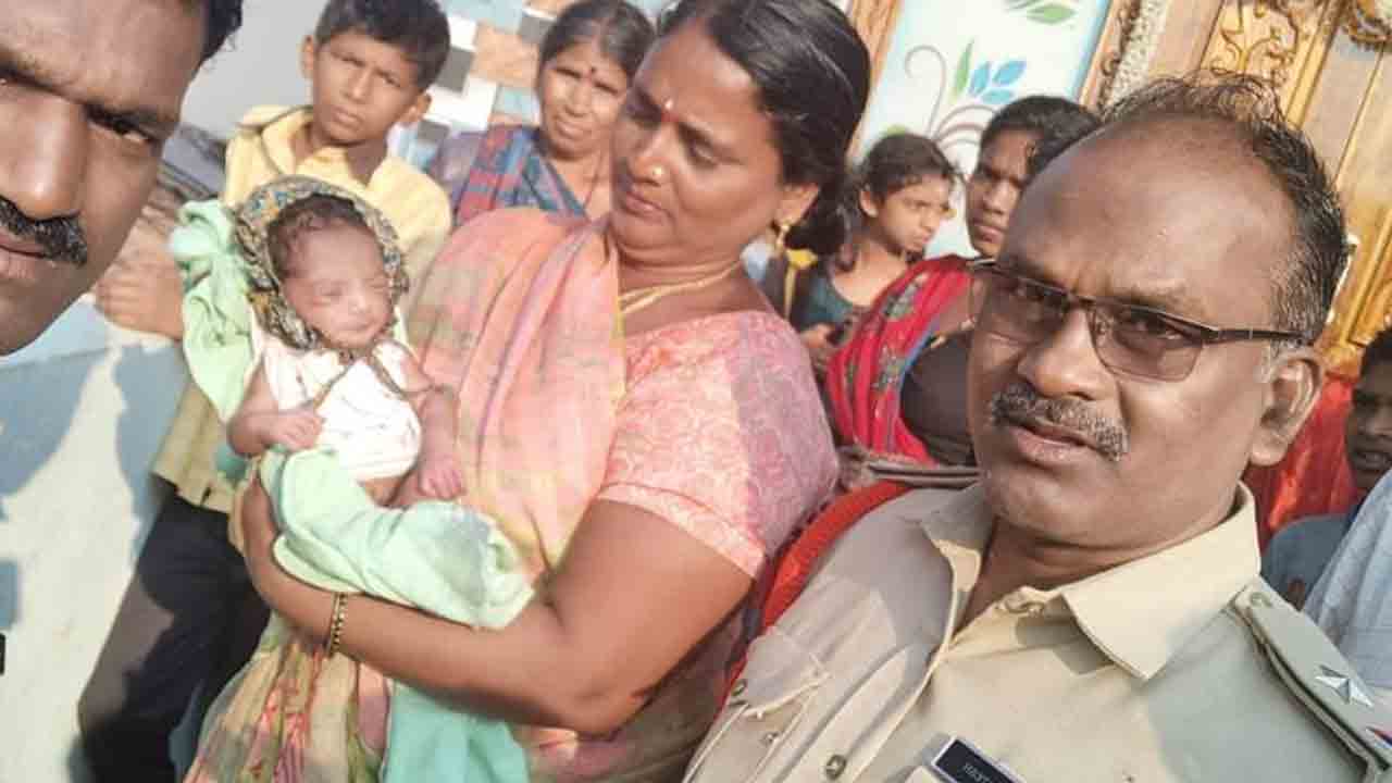 అమ్మ నేనేం పాపం చేశాను.. ముళ్ల పొద‌ల్లో ఆడ‌ శిశువు