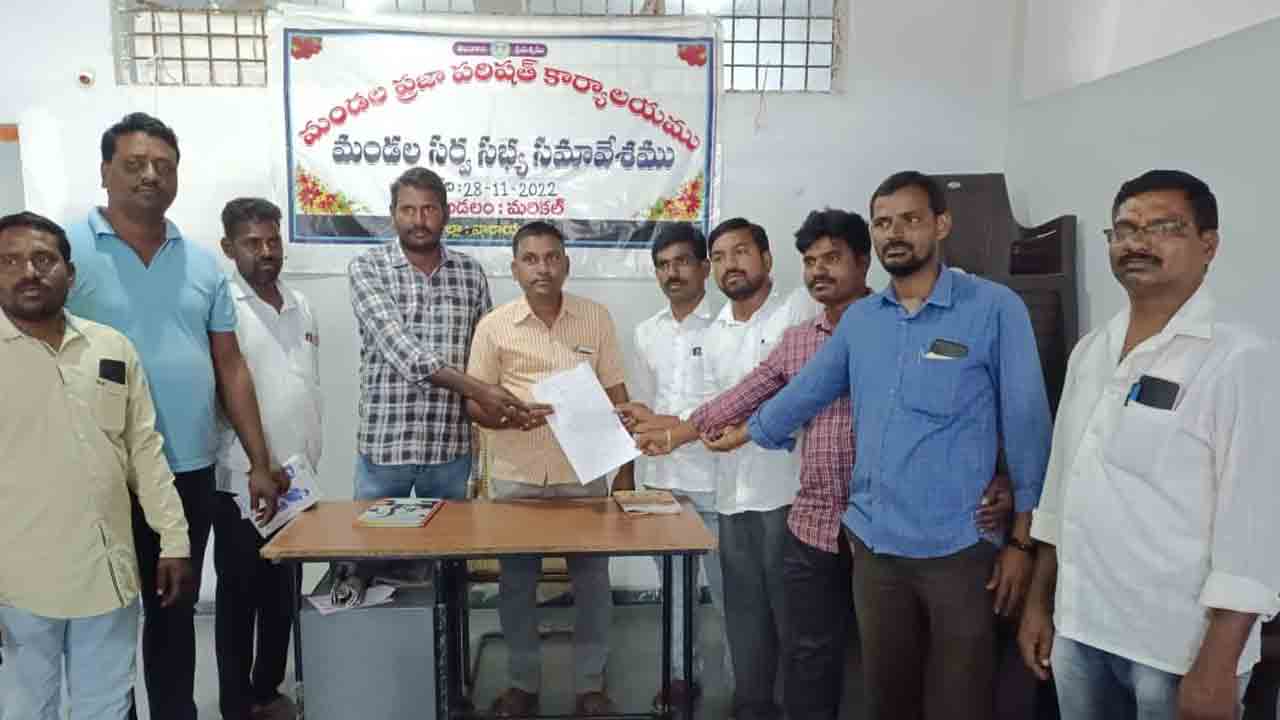 సర్పంచ్పై తిరుగుబాటు.. వార్డు సభ్యుల రాజీనామా