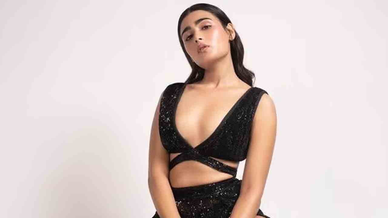 Shalini Pandey | ఘాటు ఫోటోలతో హీట్‌ పెంచుతున్న అర్జున్ రెడ్డి భామ