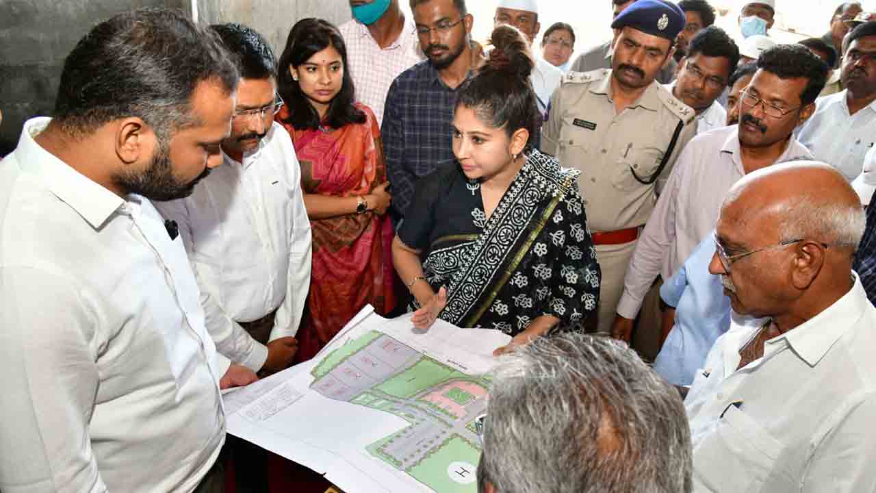 Smita Sabharwal | కరీంనగర్ కలెక్టరేట్ ను అత్యద్భుతంగా నిర్మించాలి : స్మితా సబర్వాల్