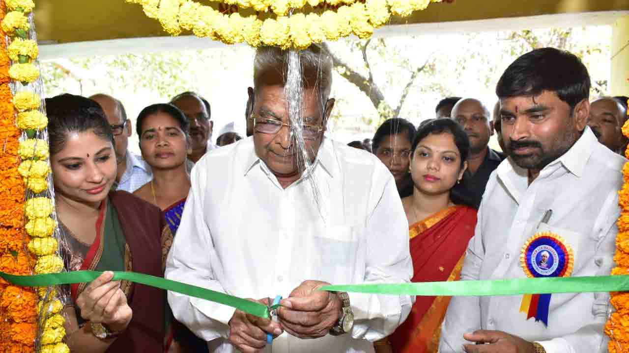 Students | విద్యార్థులు ప్రయోగాలు చేసే దిశగా ఎదగాలి : స్మితా సబర్వాల్‌