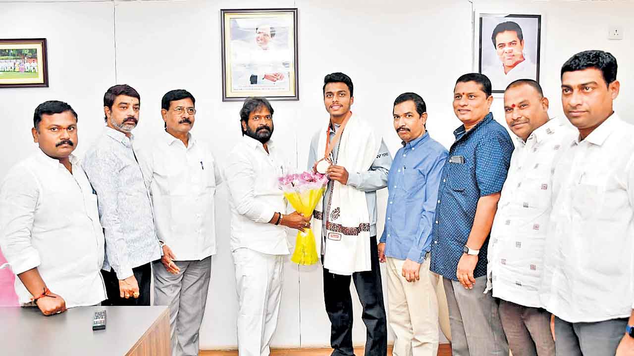 యువ షట్లర్‌ విష్ణువర్ధన్‌గౌడ్‌ను అభినందిస్తున్న క్రీడా మంత్రి శ్రీనివాస్‌గౌడ్‌