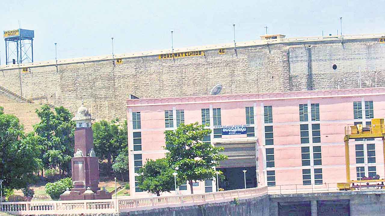 రికార్డుకు చేరువలో..