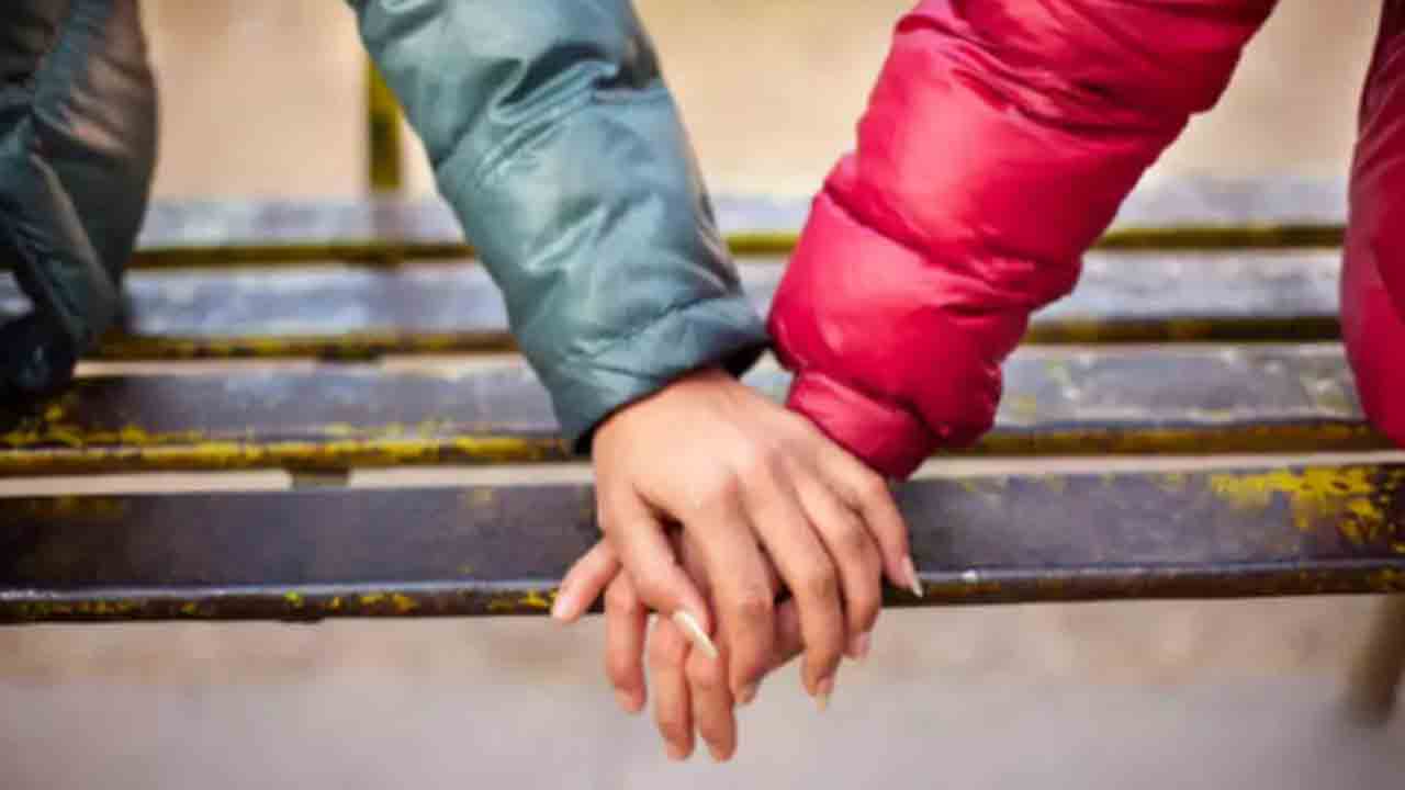 ప్రియురాలి తల్లి రావడం చూసి.. టెర్రస్‌ పైనుంచి దూకిన యువకుడు, మృతి