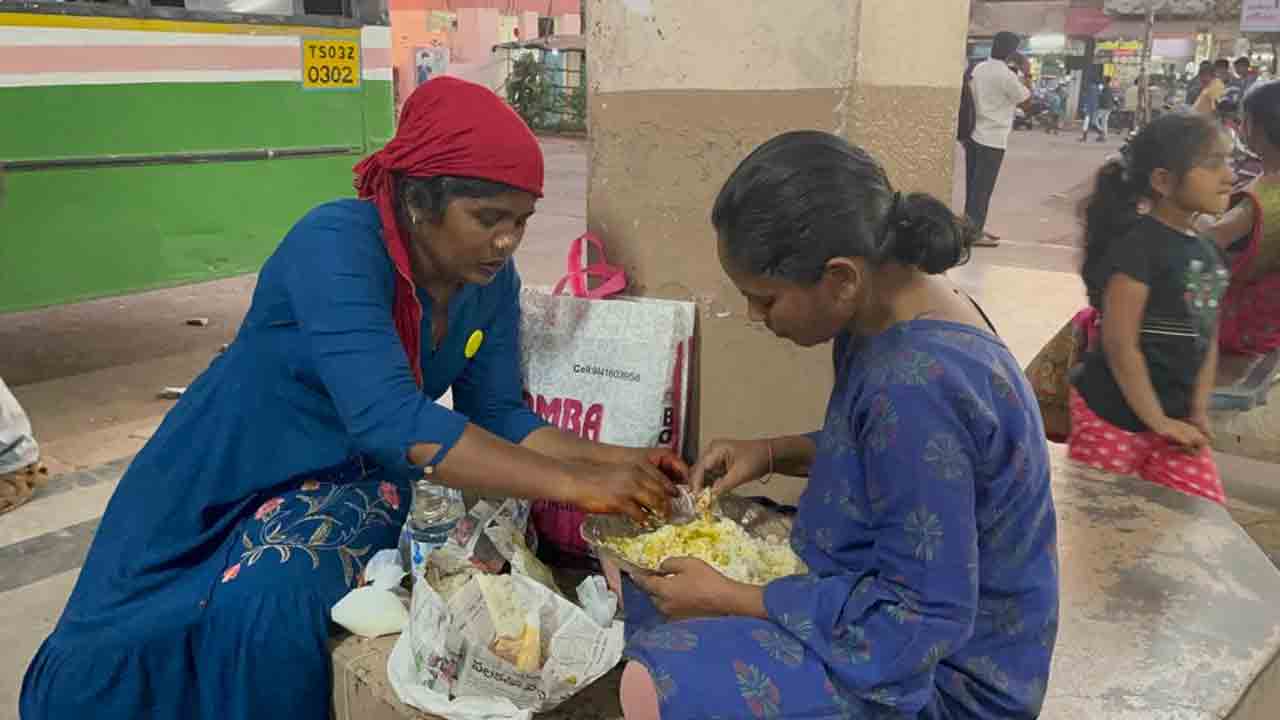 అంధురాలిని ఆద‌రించి, మాన‌వ‌త్వం చాటుకున్న స‌బ్ రిజిస్ట్రార్ త‌స్లీమా