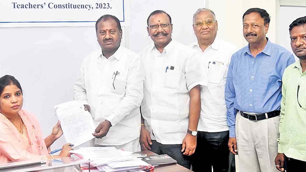 టీచర్ల సమస్యలను పరిష్కరిస్తా