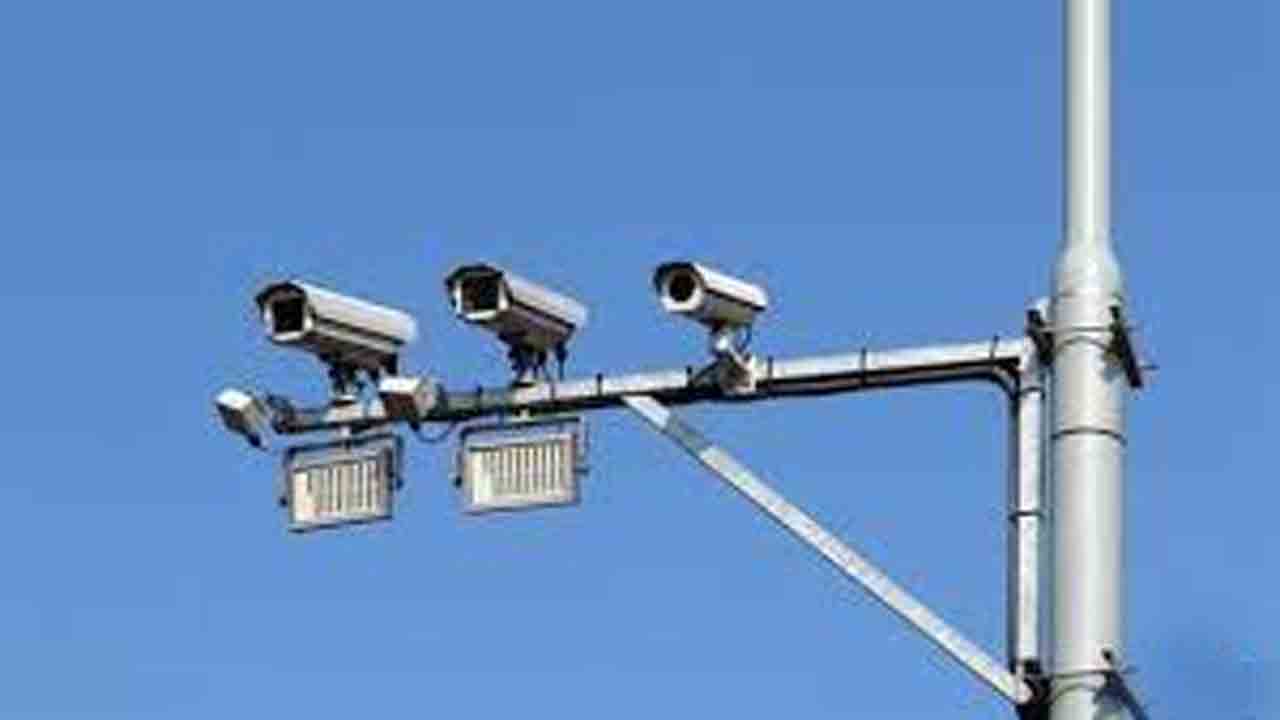 Hyderabad | ట్రాఫిక్‌ సిగ్నల్స్‌ దగ్గర బ్యాటరీలు కొట్టేస్తున్న కిలాడీలు.. 3 నెలల్లో రూ.11కోట్ల చోరీ