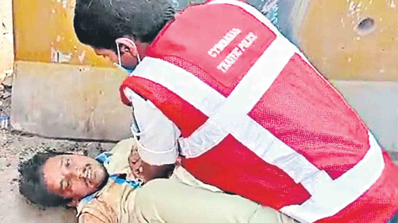 సీపీఆర్‌తో ప్రాణం కాపాడిన కానిస్టేబుల్‌