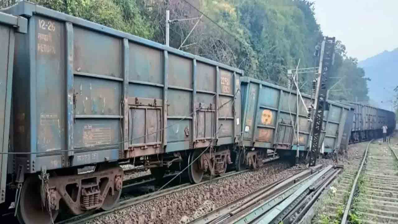 అల్లూరి జిల్లాలో పట్టాలు తప్పిన గూడ్స్‌ రైలు