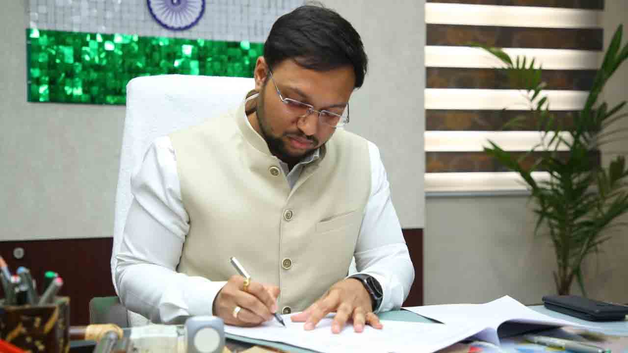 వనపర్తి జిల్లా నూతన కలెక్టర్‌గా తేజాస్ నంద్ లాల్ పవార్