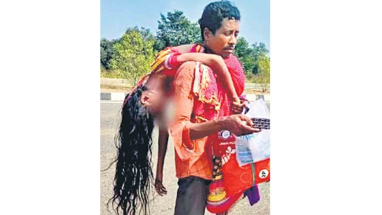 భార్య మృతదేహాన్ని భుజంపై మోసుకుంటూ..