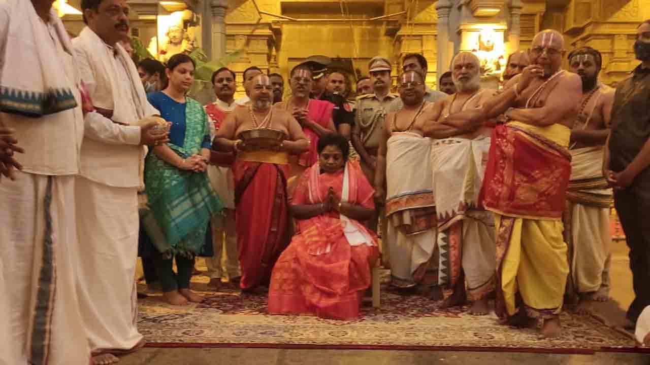 యాదగిరీశుడి సేవలో గవర్నర్ తమిళిసై సౌందరరాజన్