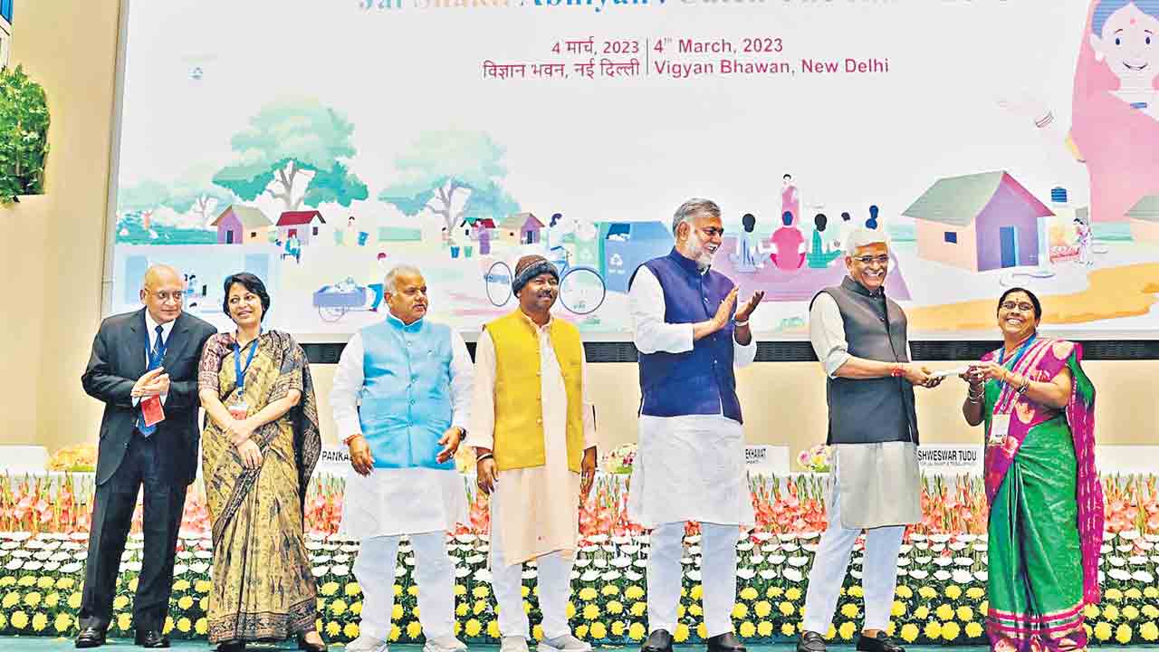 ముక్రా(కే) సర్పంచ్‌కు జాతీయ అవార్డు