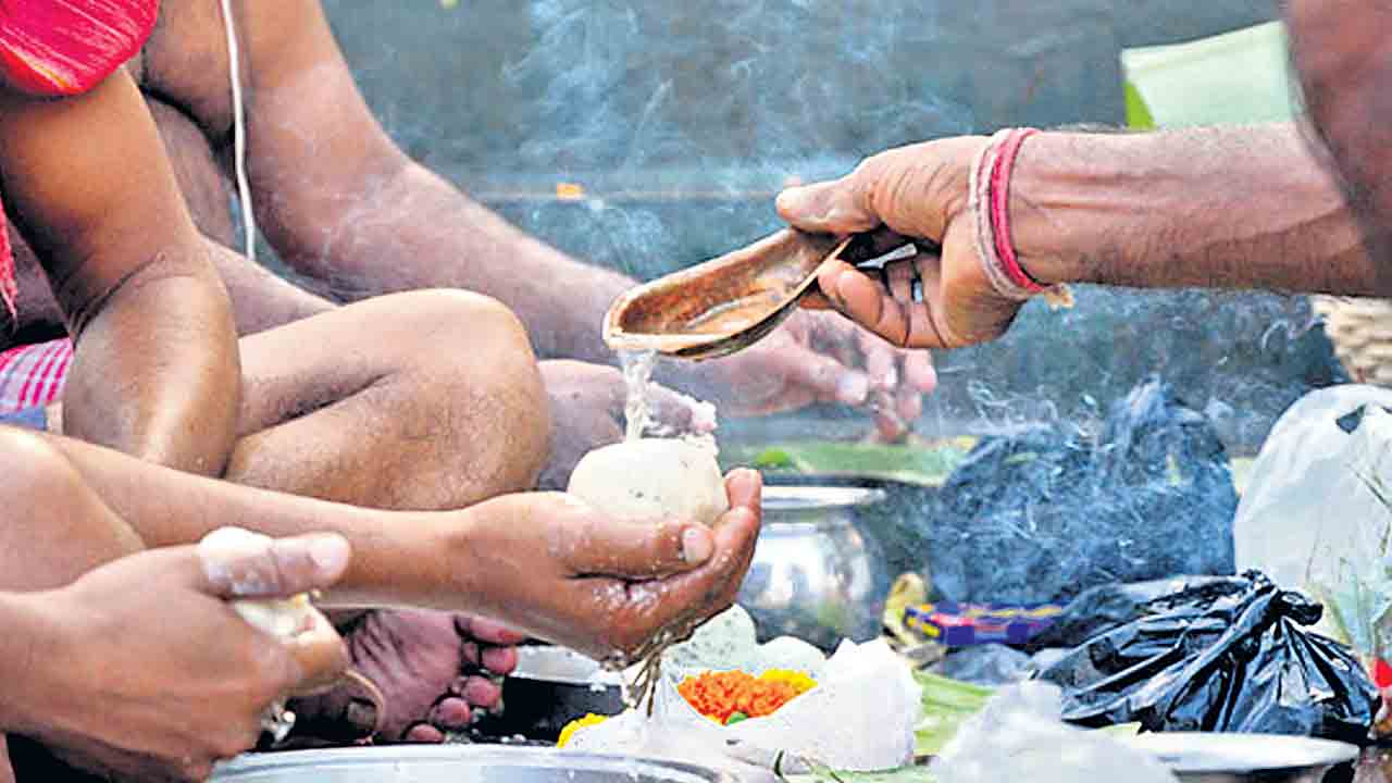 తల్లిదండ్రుల శ్రాద్ధం నదీ తీరంలో పెట్టవచ్చా? ఇంట్లోనే నిర్వహించాలా?