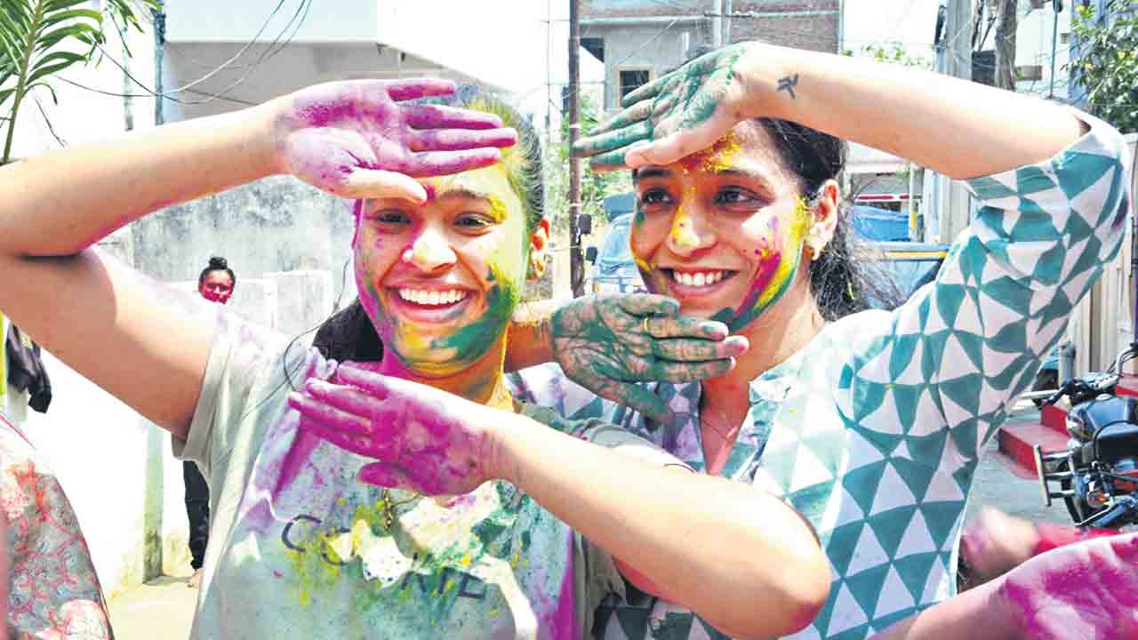 జాలీగా హోలీ