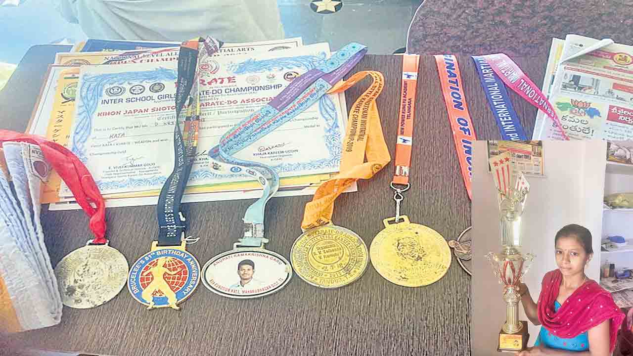 ఆర్థిక పరిస్థితులను అధిగమించి..కరాటేలో రాణించి