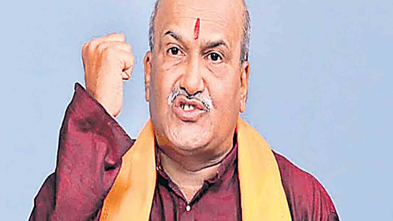 PM Modi | మోదీ పేరెత్తితే చెప్పుతో కొట్టండి ప్రమోద్‌ ముతాలిక్‌