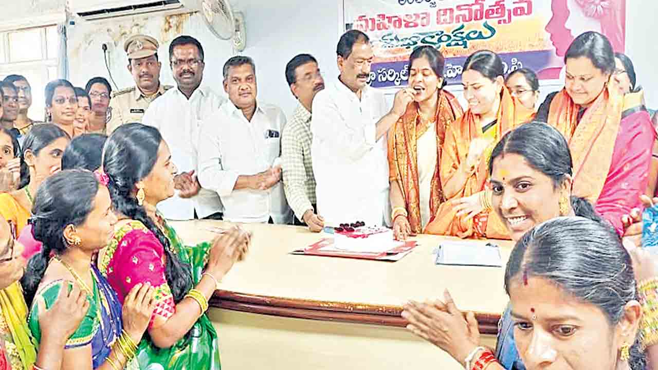 అన్ని రంగాల్లో మహిళలకు ప్రాధాన్యం