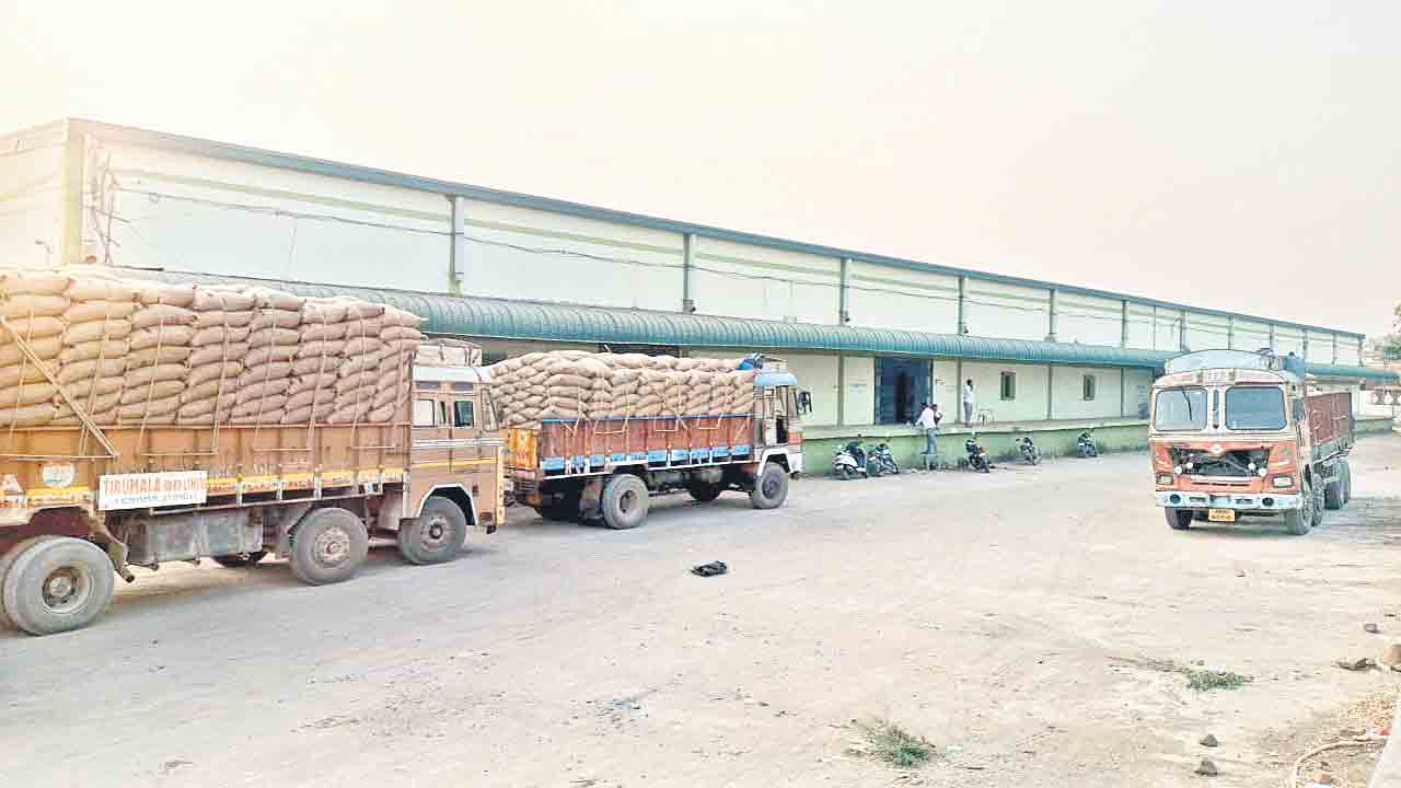 గోదాముల గోస తీరింది..