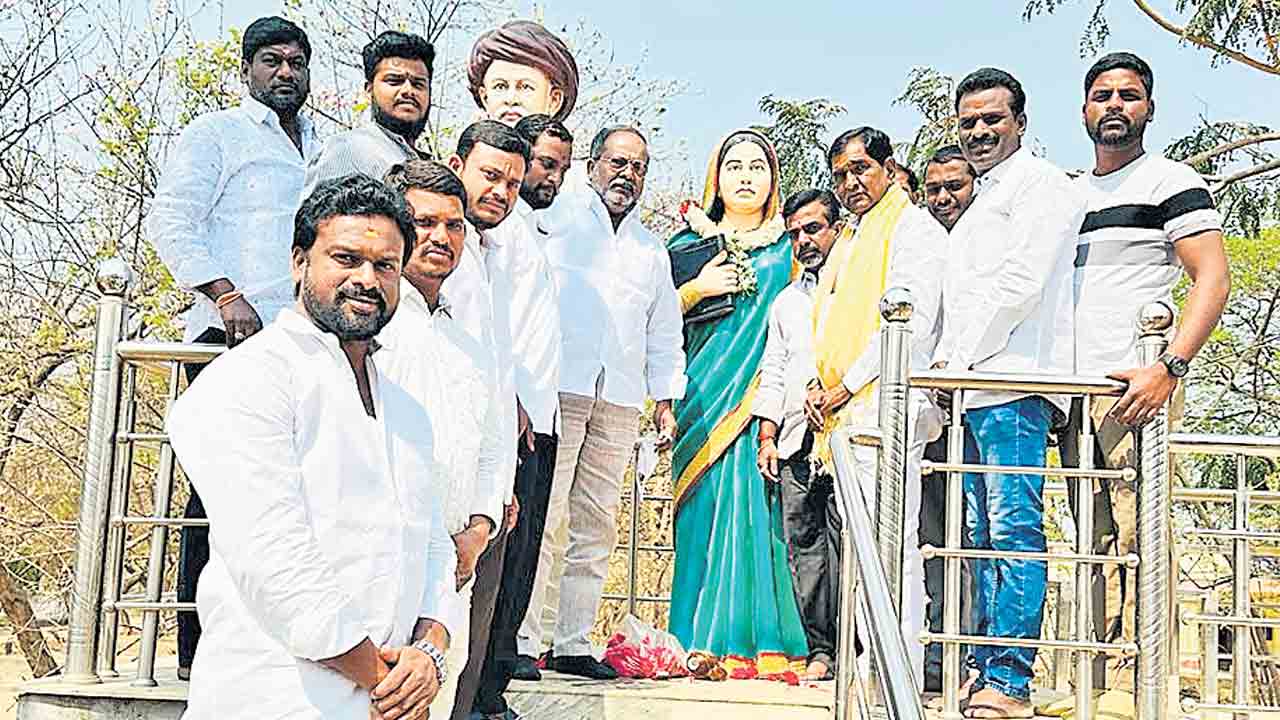 సావిత్రీబాయిఫూలే జీవితం ఆదర్శనీయం